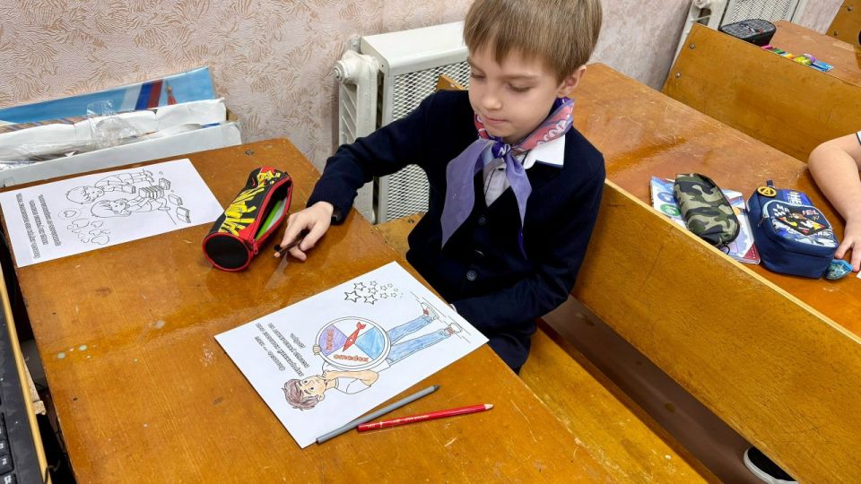 В Лутугинском муниципальном округе неделя для учебных заведений началась с внеурочного занятия «Разговоры о важном» на тему «Что говорит совесть?» В Лутугинском муниципальном округе неделя для учебных заведений началась с внеурочного занятия «Разговоры о важном» на тему «Что говорит совесть?»