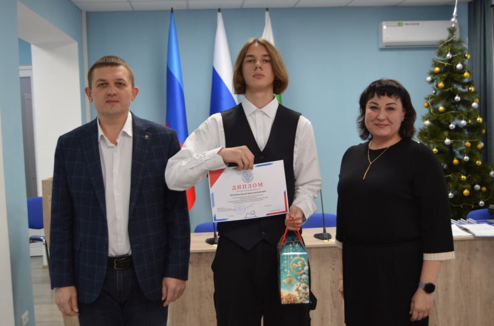 Евгений Морозов: Выполнил приятную и почетную миссию — вместе с Председателем территориальной избирательной комиссии города Брянки Ольгой Грузин наградили победителей и участников «Избирательного диктанта» среди... Евгений Морозов: Выполнил приятную и почетную миссию — вместе с Председателем территориальной избирательной комиссии города Брянки Ольгой Грузин наградили победителей и участников «Избирательного диктанта» среди...