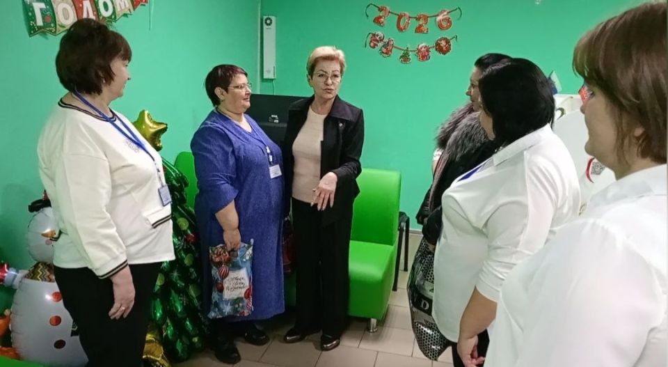 Депутат Станично-Луганского муниципалитета Наталья Ушакова поздравила сотрудников пенсионного фонда с профессиональным праздником Депутат Станично-Луганского муниципалитета Наталья Ушакова поздравила сотрудников пенсионного фонда с профессиональным праздником