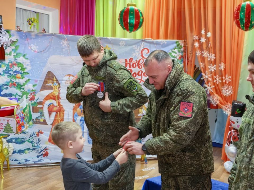 Военнослужащие поздравили с Новым годом юных жителей Чернухино Военнослужащие поздравили с Новым годом юных жителей Чернухино