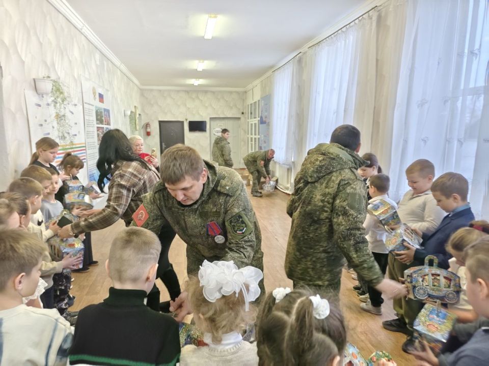 Военнослужащие поздравили с Новым годом юных жителей Чернухино Военнослужащие поздравили с Новым годом юных жителей Чернухино