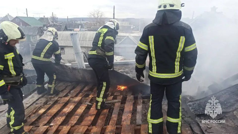 Сотрудники МЧС спасли женщину на пожаре в Рубежном Сотрудники МЧС спасли женщину на пожаре в Рубежном