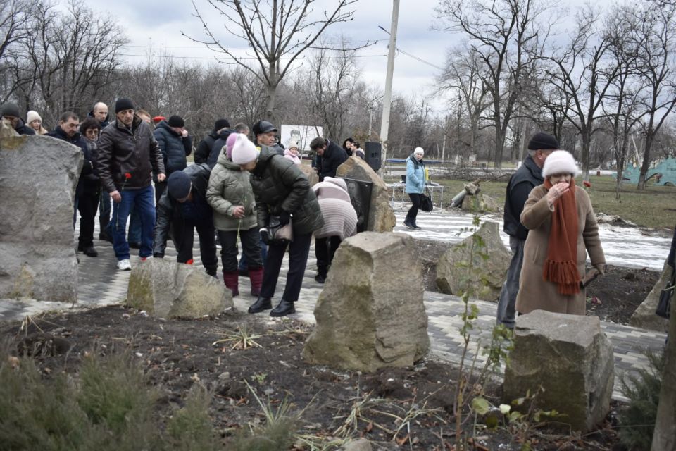 В Перевальске состоялось открытие обновленного Мемориального комплекса, посвящённого памяти погибших воинов-афганцев и защитников Донбасса В Перевальске состоялось открытие обновленного Мемориального комплекса, посвящённого памяти погибших воинов-афганцев и защитников Донбасса
