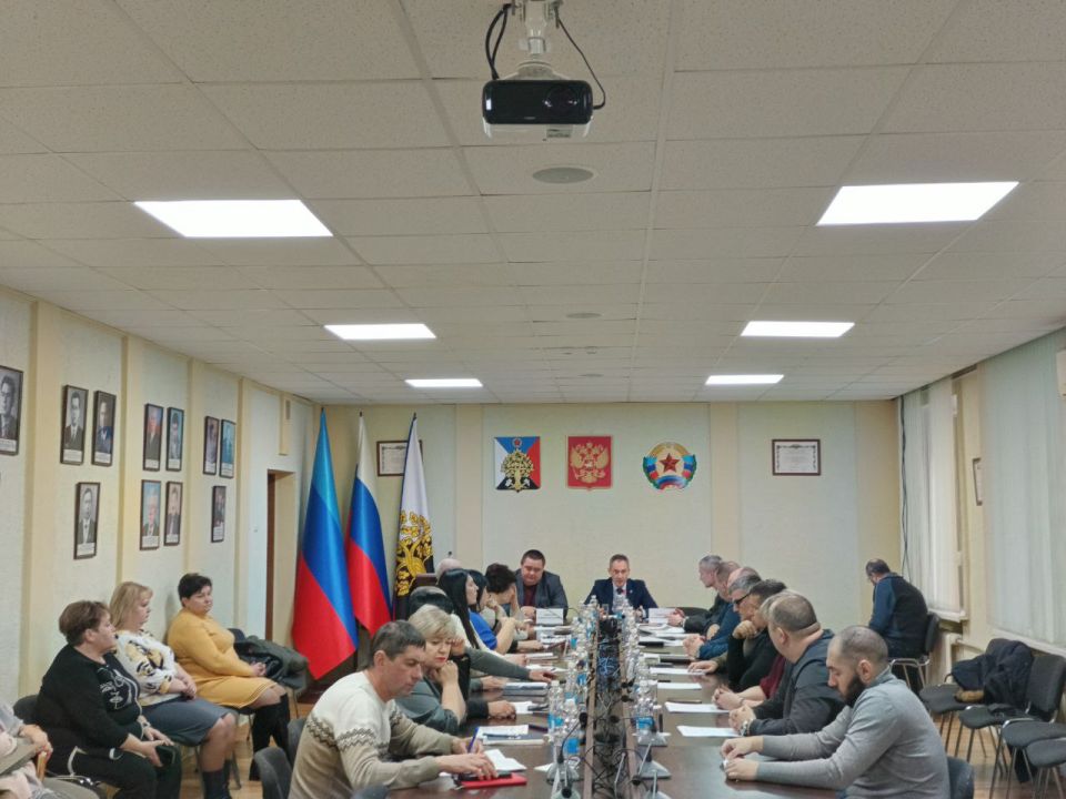 Сегодня состоялось очередное заседание Совета городского округа Ровеньки первого созыва, на котором были рассмотрены ключевые вопросы, касающиеся развития города и жизни его жителей Сегодня состоялось очередное заседание Совета городского округа Ровеньки первого созыва, на котором были рассмотрены ключевые вопросы, касающиеся развития города и жизни его жителей