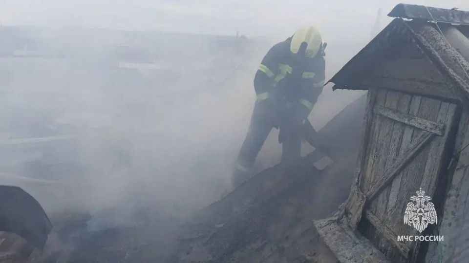 Сотрудники МЧС спасли женщину на пожаре в Рубежном Сотрудники МЧС спасли женщину на пожаре в Рубежном