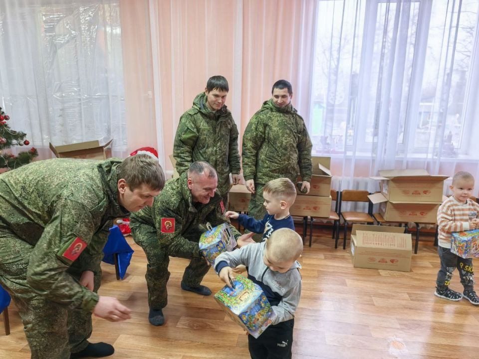Военнослужащие поздравили с Новым годом юных жителей Чернухино Военнослужащие поздравили с Новым годом юных жителей Чернухино