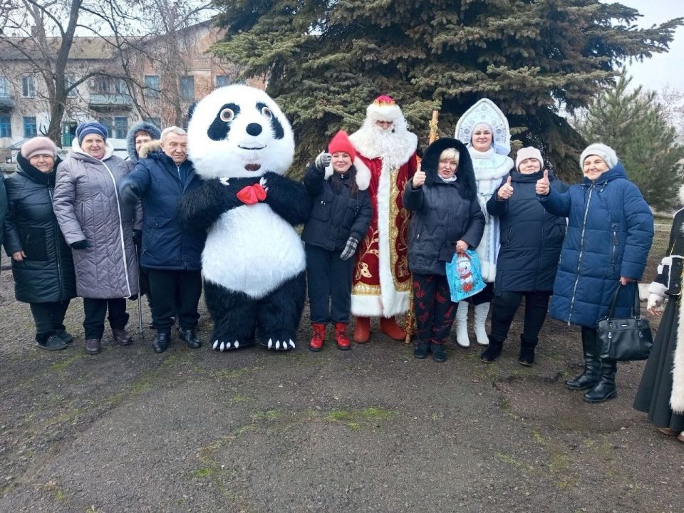 Жители жилмассива Анненка дружно и с размахом отметили наступление Нового года! Зажгли яркие огоньки на главной ёлке поселка , подарив всем присутствующим праздничное настроение Жители жилмассива Анненка дружно и с размахом отметили наступление Нового года! Зажгли яркие огоньки на главной ёлке поселка , подарив всем присутствующим праздничное настроение
