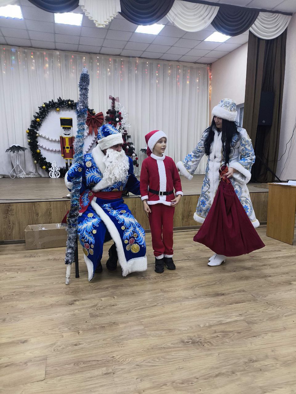 Новогодний праздник для воспитанников Белокуракинского отделения реабилитации организовали сотрудники Дома творчества Новогодний праздник для воспитанников Белокуракинского отделения реабилитации организовали сотрудники Дома творчества