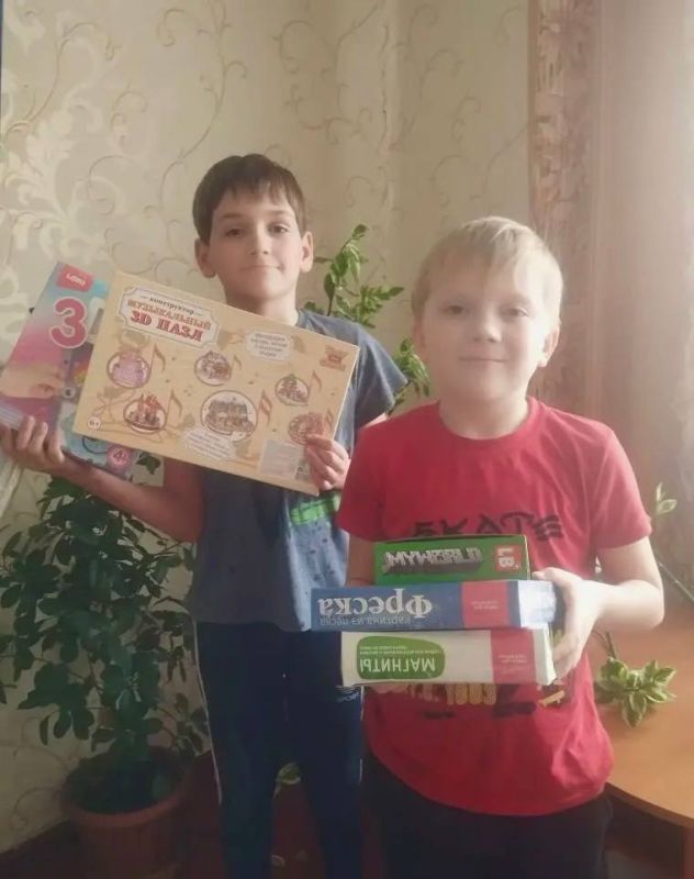 Сегодня, в рамках благотворительной акции «Подари радость ребёнку!», начальник отдела по вопросам опеки, попечительства и патронажа Ирина Попова, по поручению Главы городского округа город Ровеньки Андрея Рубанцова, вручила... Сегодня, в рамках благотворительной акции «Подари радость ребёнку!», начальник отдела по вопросам опеки, попечительства и патронажа Ирина Попова, по поручению Главы городского округа город Ровеньки Андрея Рубанцова, вручила...