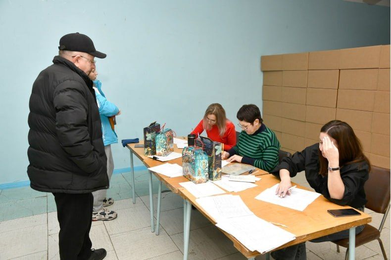 В Свердловском округе продолжается выдача подарков от Главы ЛНР и Губернатора Красноярского края В Свердловском округе продолжается выдача подарков от Главы ЛНР и Губернатора Красноярского края