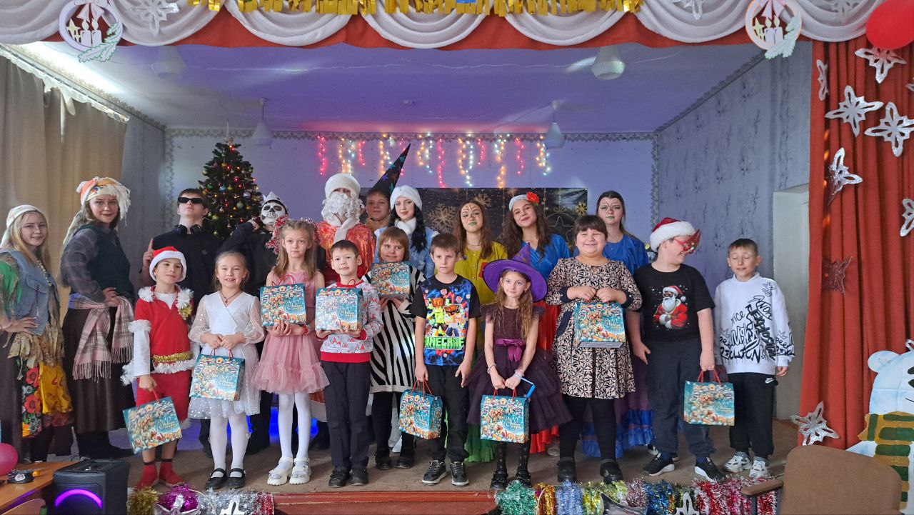 Сегодня, 24 декабря 2025 года, в "Станично-Луганской средней школе имени Грекова П.М." состоялся замечательный новогодний праздник для учеников 2-4 классов Сегодня, 24 декабря 2025 года, в "Станично-Луганской средней школе имени Грекова П.М." состоялся замечательный новогодний праздник для учеников 2-4 классов