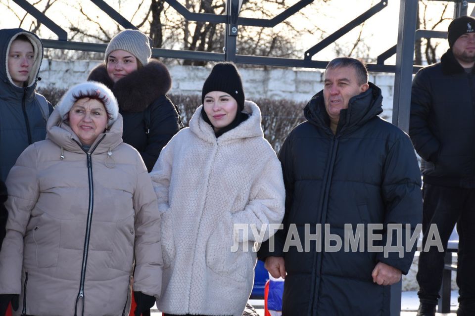 На стадионе «Шахтер» В Перевальске установили новые трибуны На стадионе «Шахтер» В Перевальске установили новые трибуны