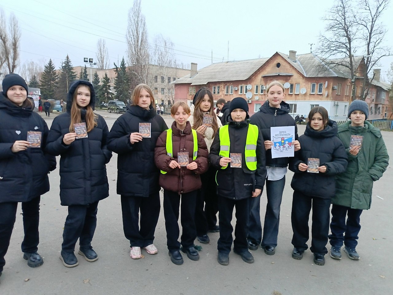 В Лутугинской средней школе №1 отряд юных инспекторов движения «Светофор» провел акцию «Дети БЕЗ опасности» В Лутугинской средней школе №1 отряд юных инспекторов движения «Светофор» провел акцию «Дети БЕЗ опасности»