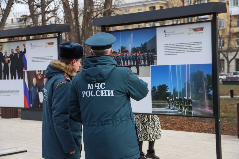 В огне времен. 24 декабря в Луганске на площади Героев Великой Отечественной войны начальник Главного управления МЧС России по ЛНР генерал-лейтенант внутренней службы Евгений Кацавалов торжественно открыл тематическую... В огне времен. 24 декабря в Луганске на площади Героев Великой Отечественной войны начальник Главного управления МЧС России по ЛНР генерал-лейтенант внутренней службы Евгений Кацавалов торжественно открыл тематическую...