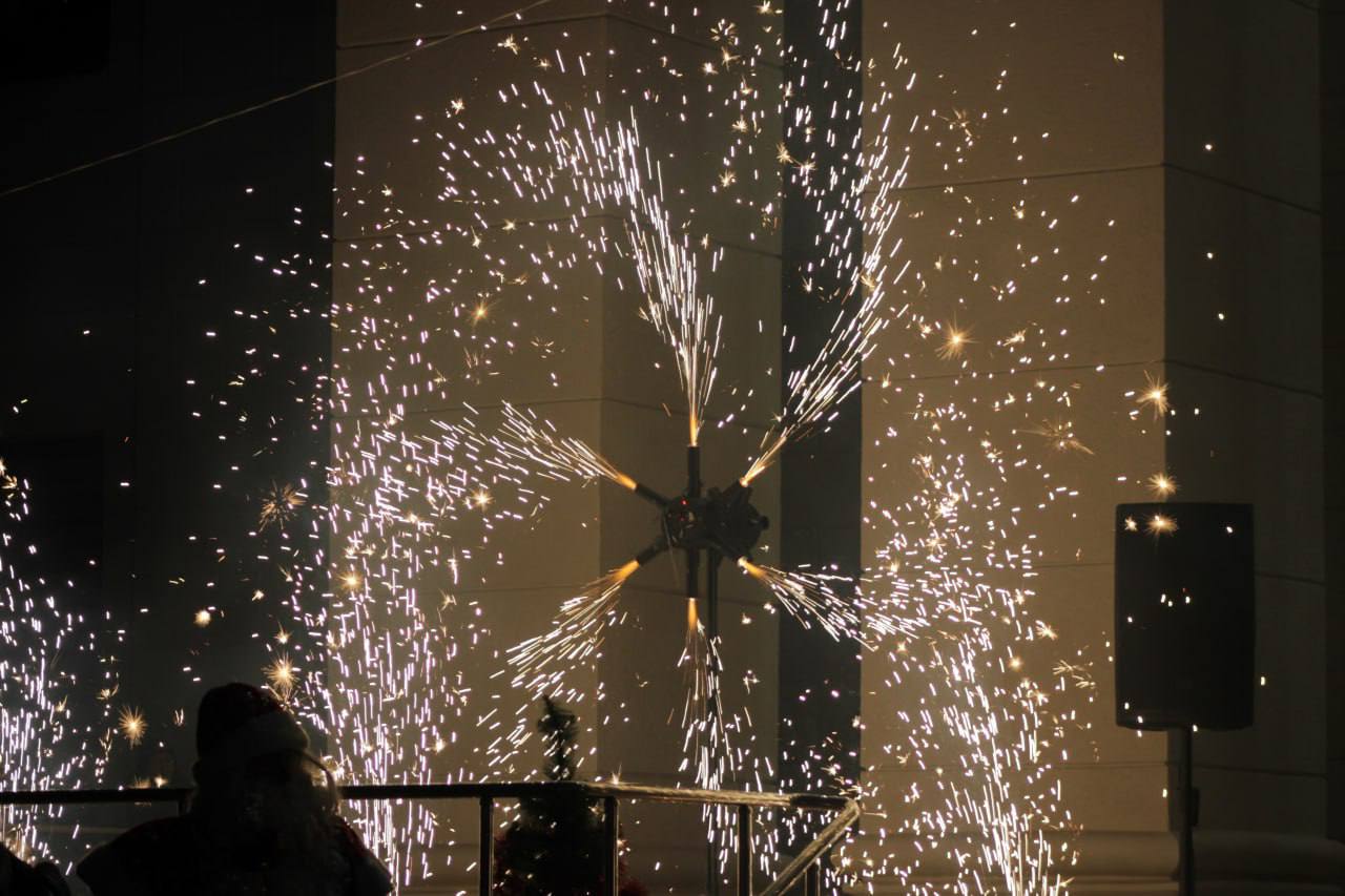 Сергей Козенко: С большим удовольствием принял участие в праздничном событии, объединившем жителей Краснодонского муниципального округа на кануне Нового года, – открытии елки Сергей Козенко: С большим удовольствием принял участие в праздничном событии, объединившем жителей Краснодонского муниципального округа на кануне Нового года, – открытии елки