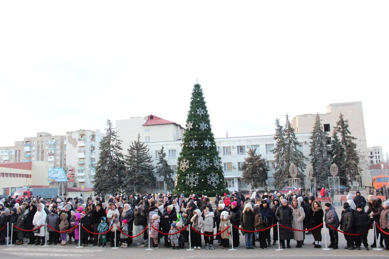 Сергей Козенко: С большим удовольствием принял участие в праздничном событии, объединившем жителей Краснодонского муниципального округа на кануне Нового года, – открытии елки Сергей Козенко: С большим удовольствием принял участие в праздничном событии, объединившем жителей Краснодонского муниципального округа на кануне Нового года, – открытии елки