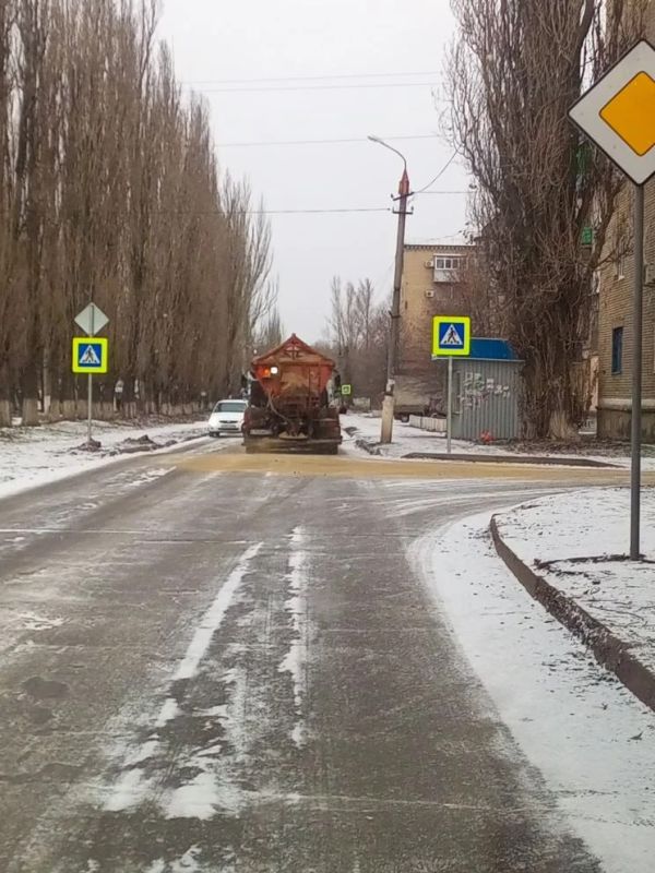 Сегодняшнее морозное утро в округе выдалось снежным, что традиционно создает повышенную опасность на дорогах Сегодняшнее морозное утро в округе выдалось снежным, что традиционно создает повышенную опасность на дорогах