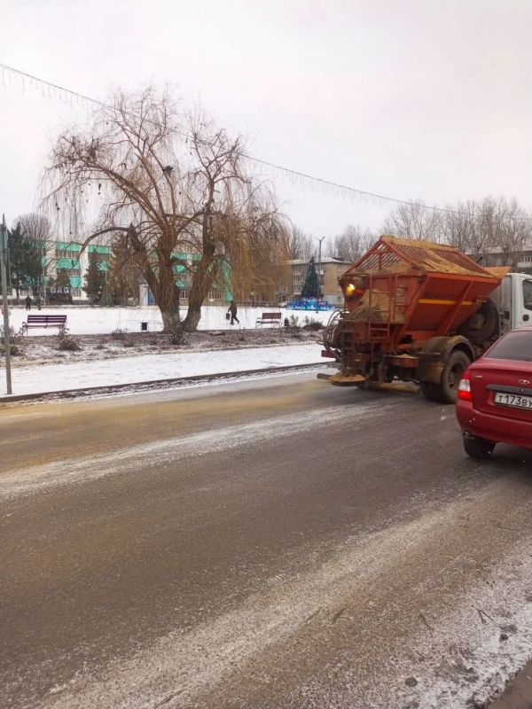 Сегодняшнее морозное утро в округе выдалось снежным, что традиционно создает повышенную опасность на дорогах Сегодняшнее морозное утро в округе выдалось снежным, что традиционно создает повышенную опасность на дорогах