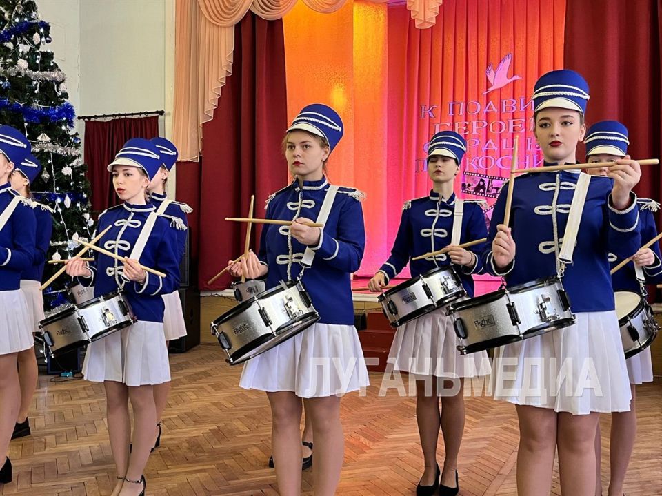 Год защитника Отечества школьники Краснолучского округа закрыли фестивалем «К подвигу Героев сердцем прикоснись…» Год защитника Отечества школьники Краснолучского округа закрыли фестивалем «К подвигу Героев сердцем прикоснись…»
