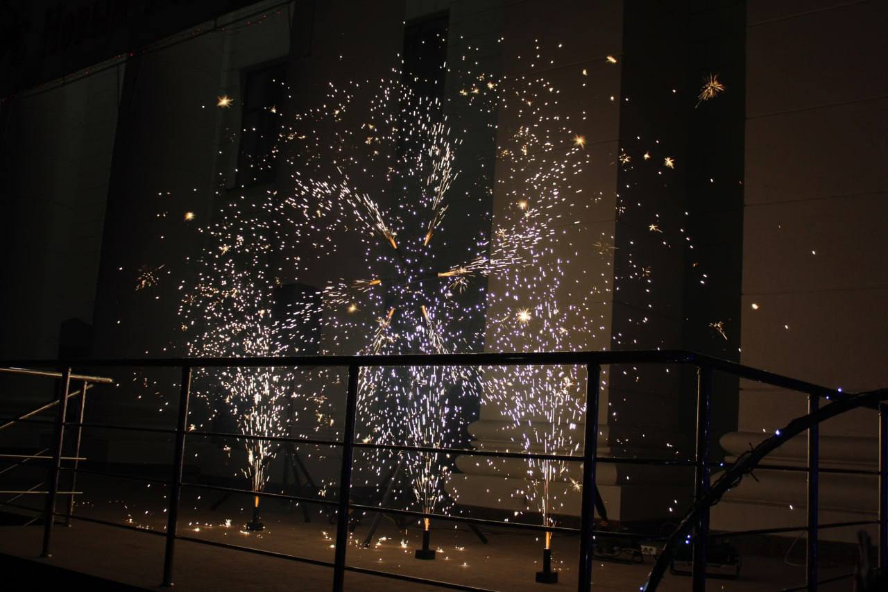 Сергей Козенко: С большим удовольствием принял участие в праздничном событии, объединившем жителей Краснодонского муниципального округа на кануне Нового года, – открытии елки Сергей Козенко: С большим удовольствием принял участие в праздничном событии, объединившем жителей Краснодонского муниципального округа на кануне Нового года, – открытии елки