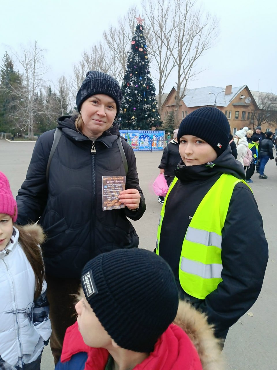 В Лутугинской средней школе №1 отряд юных инспекторов движения «Светофор» провел акцию «Дети БЕЗ опасности» В Лутугинской средней школе №1 отряд юных инспекторов движения «Светофор» провел акцию «Дети БЕЗ опасности»