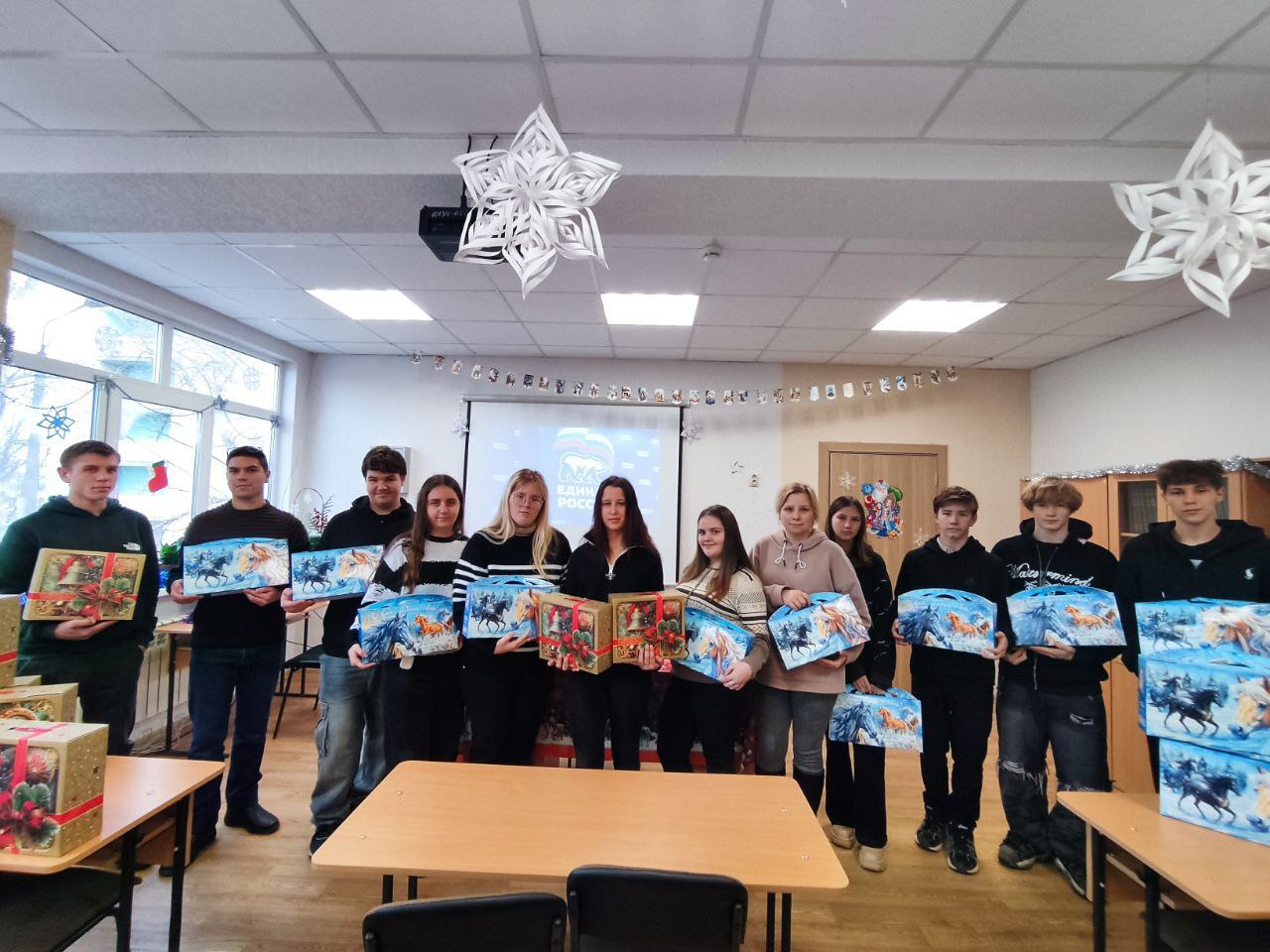 В Северодонецке единороссы поздравили с Новым годом детей участников СВО, из многодетных и опекунских семей В Северодонецке единороссы поздравили с Новым годом детей участников СВО, из многодетных и опекунских семей