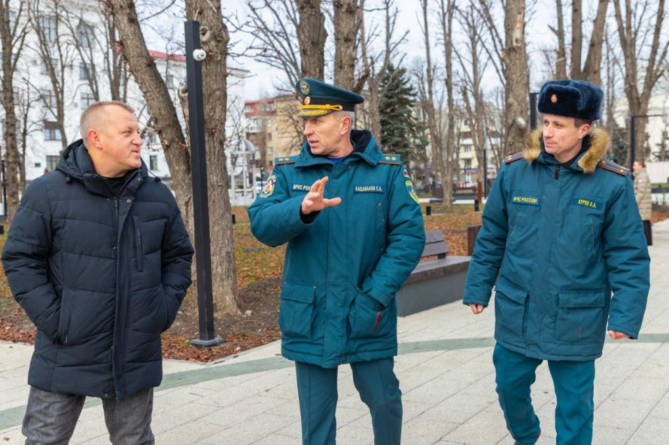 Главное управление МЧС России по ЛНР совместно с ЛуганскИнформцентром открыли в сквере имени Героев Великой Отечественной войны в Луганске стендовую фотовыставку, посвященную 35-й годовщине создания МЧС России Главное управление МЧС России по ЛНР совместно с ЛуганскИнформцентром открыли в сквере имени Героев Великой Отечественной войны в Луганске стендовую фотовыставку, посвященную 35-й годовщине создания МЧС России