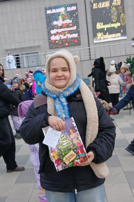 Сегодня в Станице Луганской зажглись огни главной елки ! Сегодня в Станице Луганской зажглись огни главной елки !