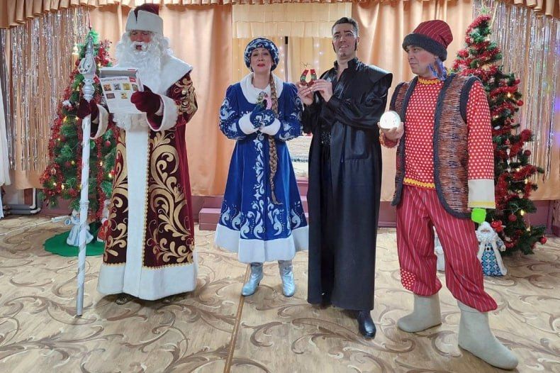 Красноярские артисты в преддверии Нового года навестили воспитанников свердловского Семейного центра Красноярские артисты в преддверии Нового года навестили воспитанников свердловского Семейного центра