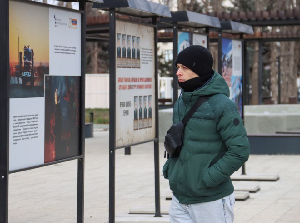 В Луганске на площади Героев Великой Отечественной войны торжественно открылась тематическая фотовыставка В Луганске на площади Героев Великой Отечественной войны торжественно открылась тематическая фотовыставка