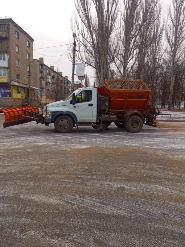 Сегодняшнее морозное утро в округе выдалось снежным, что традиционно создает повышенную опасность на дорогах Сегодняшнее морозное утро в округе выдалось снежным, что традиционно создает повышенную опасность на дорогах