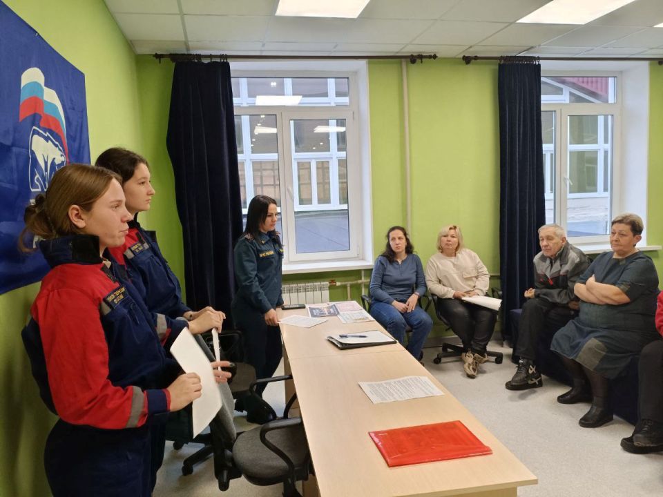 Отдела надзорной деятельности и профилактической работы по городу Северодонецку УНД и ПР ГУ МЧС России по ЛНР совместно с студенческим спасательным отрядом «СТИмул» в преддверии Новогодних праздников провели урок... Отдела надзорной деятельности и профилактической работы по городу Северодонецку УНД и ПР ГУ МЧС России по ЛНР совместно с студенческим спасательным отрядом «СТИмул» в преддверии Новогодних праздников провели урок...