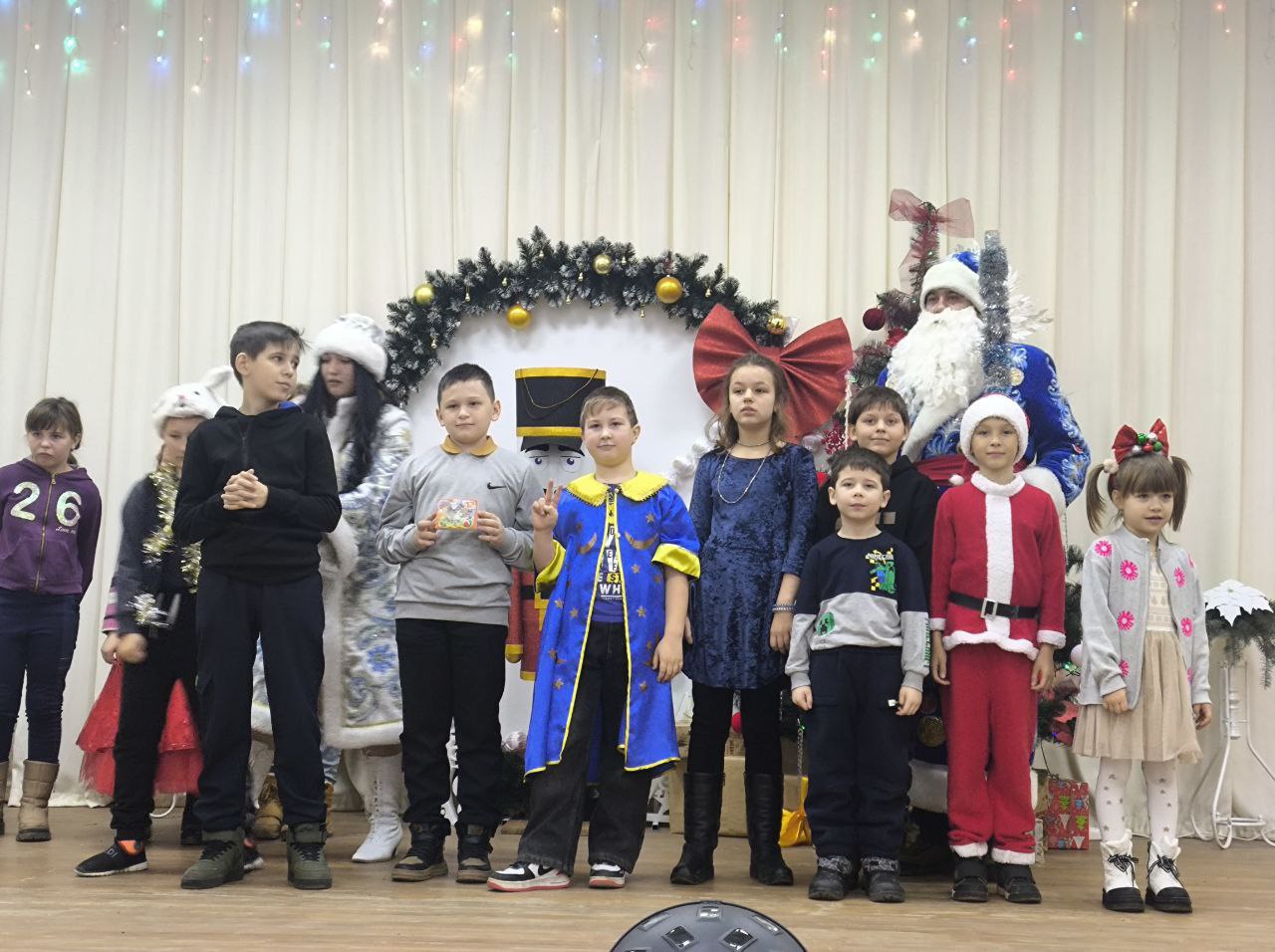 Новогодний праздник для воспитанников Белокуракинского отделения реабилитации организовали сотрудники Дома творчества