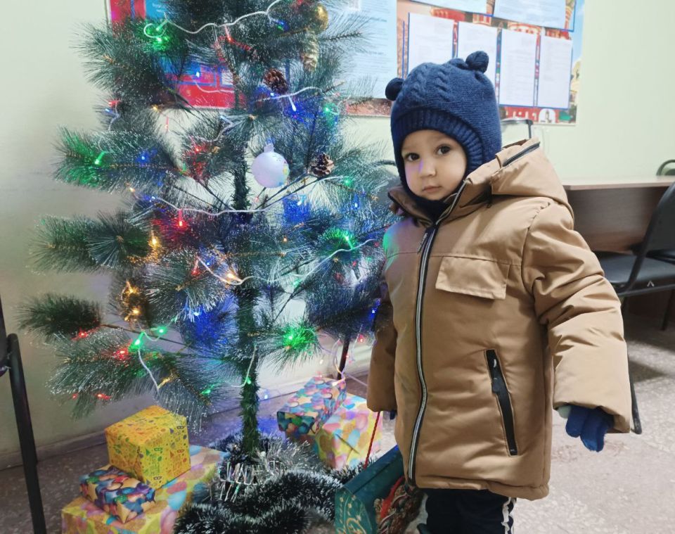 На Краснодонщине продолжается выдача новогодних подарков детям На Краснодонщине продолжается выдача новогодних подарков детям