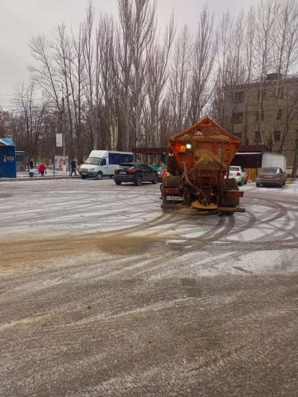 Сегодняшнее морозное утро в округе выдалось снежным, что традиционно создает повышенную опасность на дорогах Сегодняшнее морозное утро в округе выдалось снежным, что традиционно создает повышенную опасность на дорогах