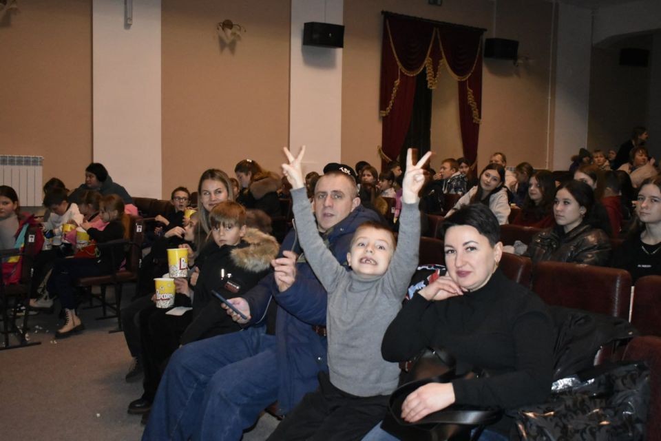 Открытие кинотеатров в Перевальском и Чернухинском Дворцах культуры Открытие кинотеатров в Перевальском и Чернухинском Дворцах культуры