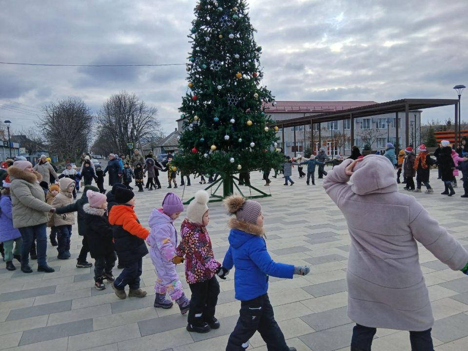 Сегодня в Станице Луганской зажглись огни главной елки ! Сегодня в Станице Луганской зажглись огни главной елки !