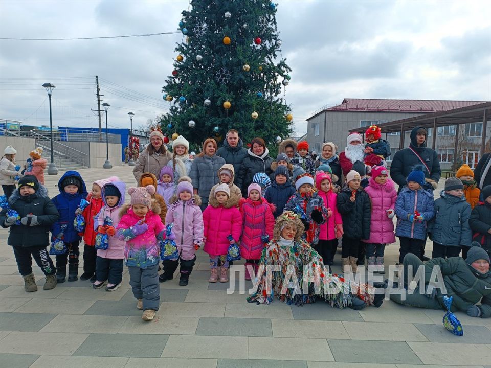 В Станице Луганской зажгла свои огни главная елка муниципалитета В Станице Луганской зажгла свои огни главная елка муниципалитета