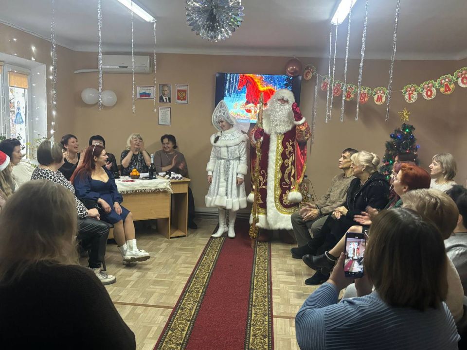 Сегодня в Брянковском комплексном центре социального обслуживания населения царила атмосфера настоящего праздника Сегодня в Брянковском комплексном центре социального обслуживания населения царила атмосфера настоящего праздника