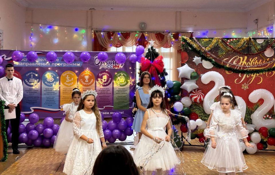 Сегодня в Ровеньковской школе №12 им. В. Ю. Андреева состоялся Новогодний бал Орлят, который стал ярким воплощением реализации программы «Луганский характер» и объединил разные поколения школьников Сегодня в Ровеньковской школе №12 им. В. Ю. Андреева состоялся Новогодний бал Орлят, который стал ярким воплощением реализации программы «Луганский характер» и объединил разные поколения школьников