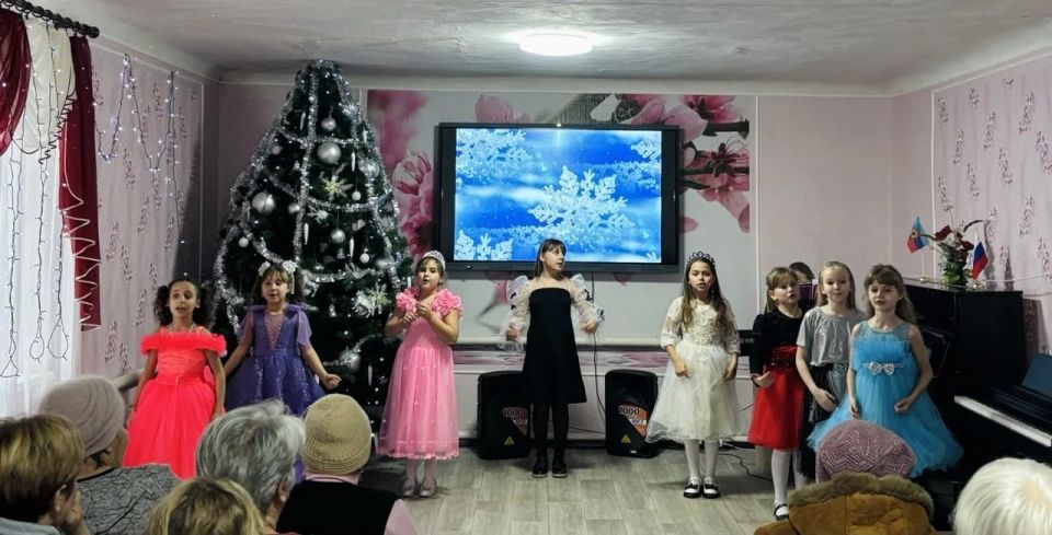 В Дьяковской музыкальной школе, в канун новогодних торжеств, состоялся концерт "Школа встречает друзей" для родных и близких героев СВО и всех желающих В Дьяковской музыкальной школе, в канун новогодних торжеств, состоялся концерт "Школа встречает друзей" для родных и близких героев СВО и всех желающих