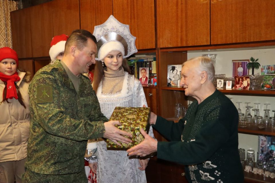 Военнослужащие и юнармейцы поздравили ветеранов Стаханова с наступающим Новым годом Военнослужащие и юнармейцы поздравили ветеранов Стаханова с наступающим Новым годом
