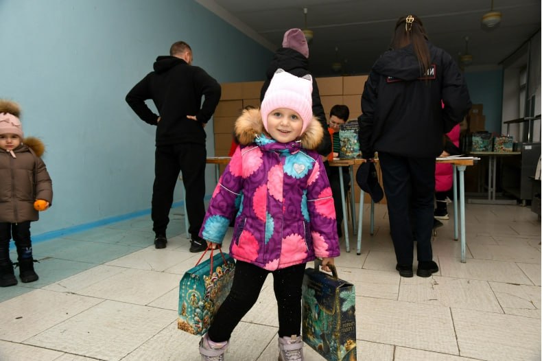 В Свердловском округе продолжается выдача подарков от Главы ЛНР и Губернатора Красноярского края В Свердловском округе продолжается выдача подарков от Главы ЛНР и Губернатора Красноярского края