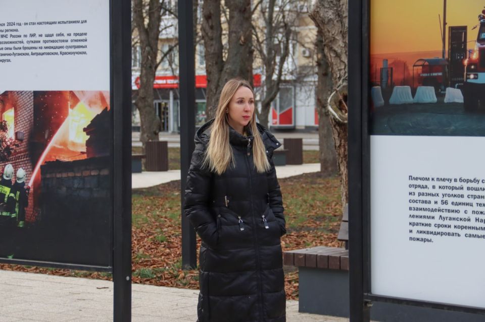 В огне времен. 24 декабря в Луганске на площади Героев Великой Отечественной войны начальник Главного управления МЧС России по ЛНР генерал-лейтенант внутренней службы Евгений Кацавалов торжественно открыл тематическую... В огне времен. 24 декабря в Луганске на площади Героев Великой Отечественной войны начальник Главного управления МЧС России по ЛНР генерал-лейтенант внутренней службы Евгений Кацавалов торжественно открыл тематическую...