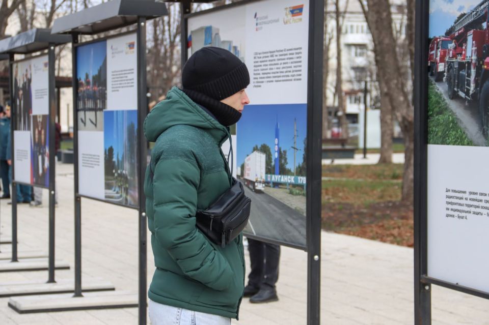 В огне времен. 24 декабря в Луганске на площади Героев Великой Отечественной войны начальник Главного управления МЧС России по ЛНР генерал-лейтенант внутренней службы Евгений Кацавалов торжественно открыл тематическую... В огне времен. 24 декабря в Луганске на площади Героев Великой Отечественной войны начальник Главного управления МЧС России по ЛНР генерал-лейтенант внутренней службы Евгений Кацавалов торжественно открыл тематическую...