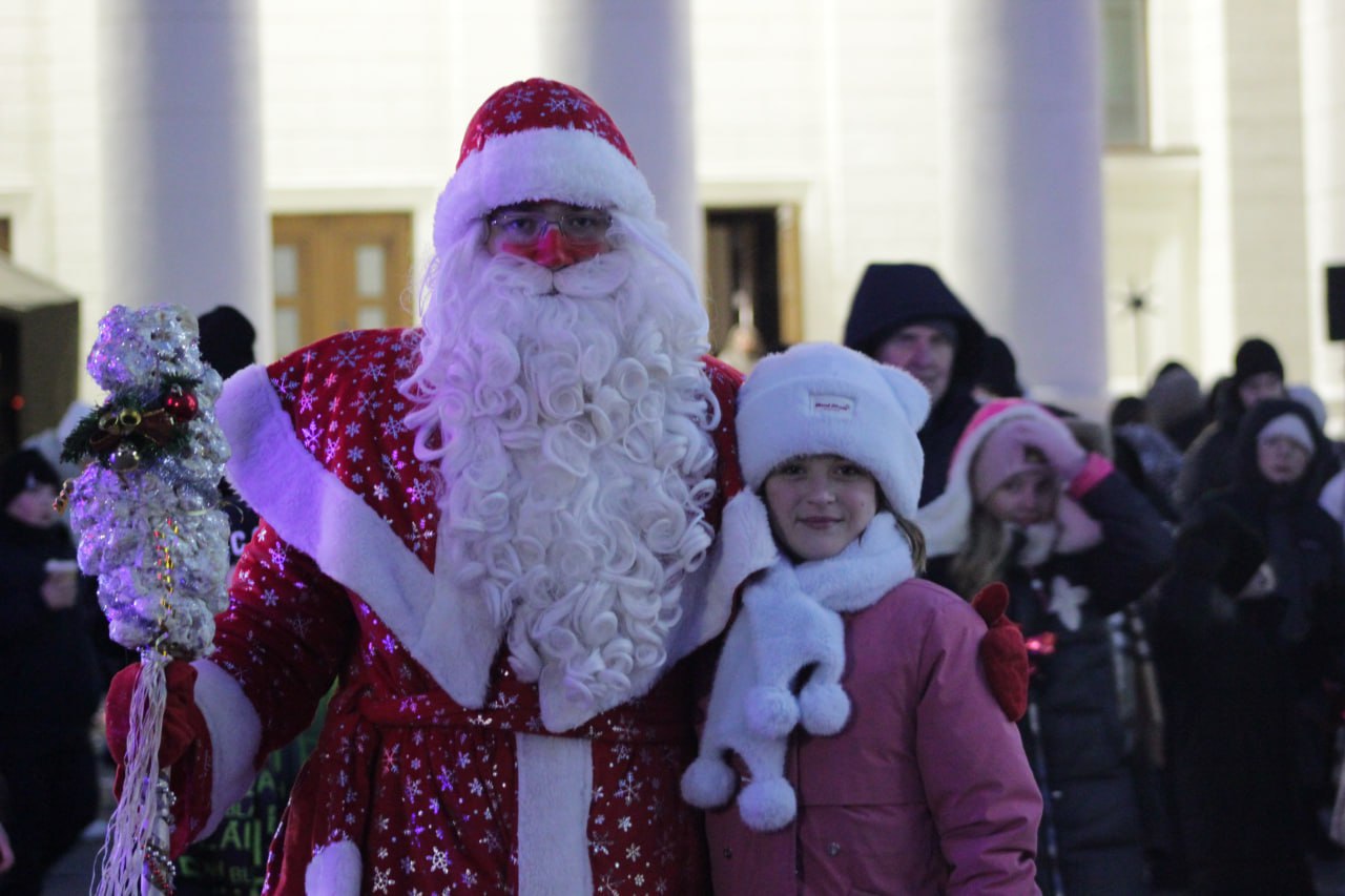 В нашем муниципалитете зажгли огни на главной ёлке — поделимся атмосферой праздника! В нашем муниципалитете зажгли огни на главной ёлке — поделимся атмосферой праздника!