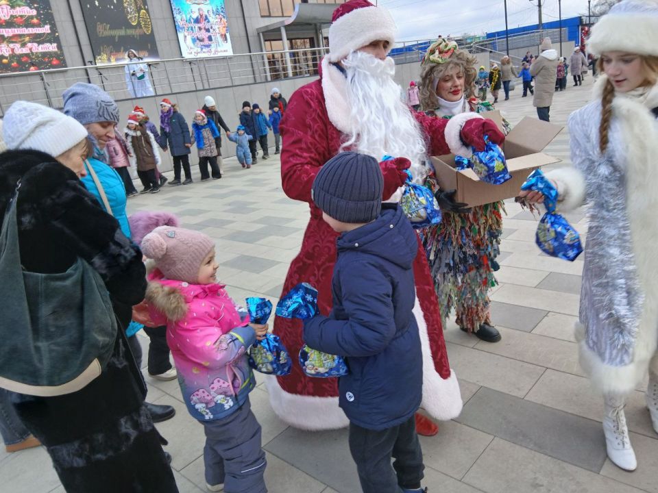 Сегодня в Станице Луганской зажглись огни главной елки ! Сегодня в Станице Луганской зажглись огни главной елки !