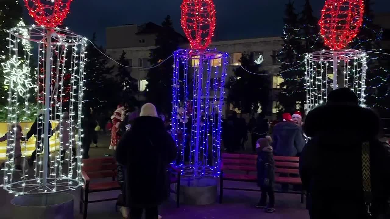 Сергей Козенко: С большим удовольствием принял участие в праздничном событии, объединившем жителей Краснодонского муниципального округа на кануне Нового года, – открытии елки