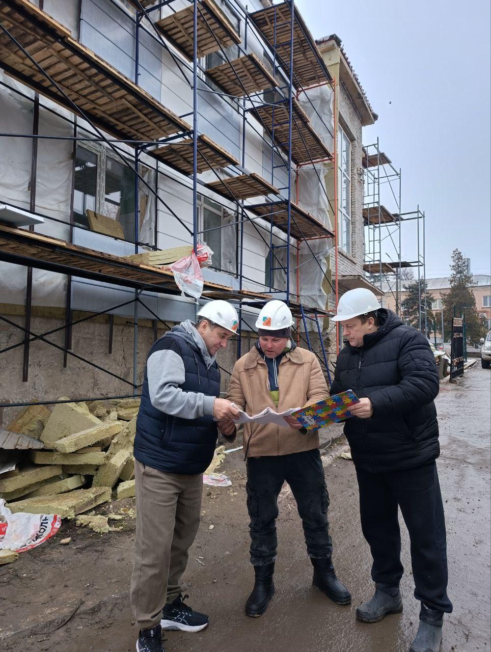 Представители заказчика из Новосибирской области проконтролируют ход работ по ремонту здания администрации Беловодска Представители заказчика из Новосибирской области проконтролируют ход работ по ремонту здания администрации Беловодска