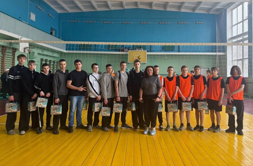 В Антрацитовской спортивной школе состоялось физкультурное мероприятие по волейболу «Над сеткой» В Антрацитовской спортивной школе состоялось физкультурное мероприятие по волейболу «Над сеткой»